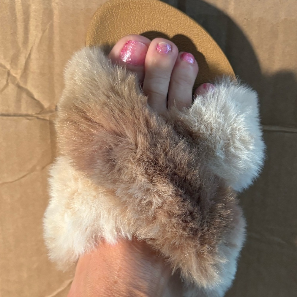 NWT- sz.9-10 Women’s 
Vovea Faux Fur Slippers
comfortable